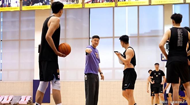 包含广东宏远队备战挑战四川队，誓要力争夺冠的词条