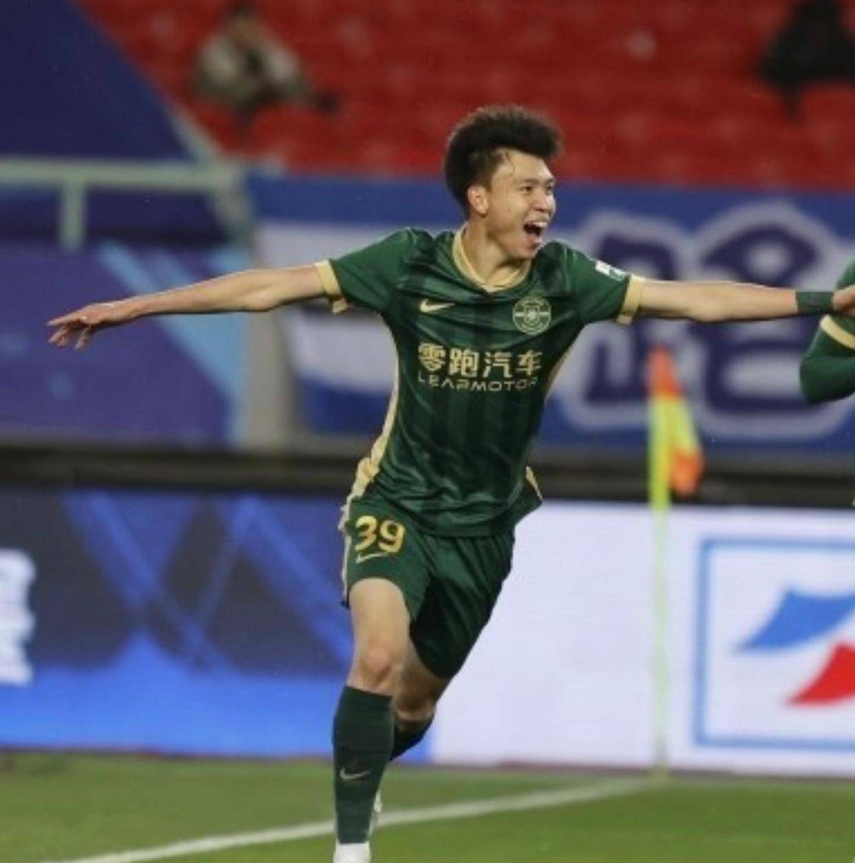 国足小胜中国香港王钰栋屡遭侵犯爆发冲突(图)的简单介绍