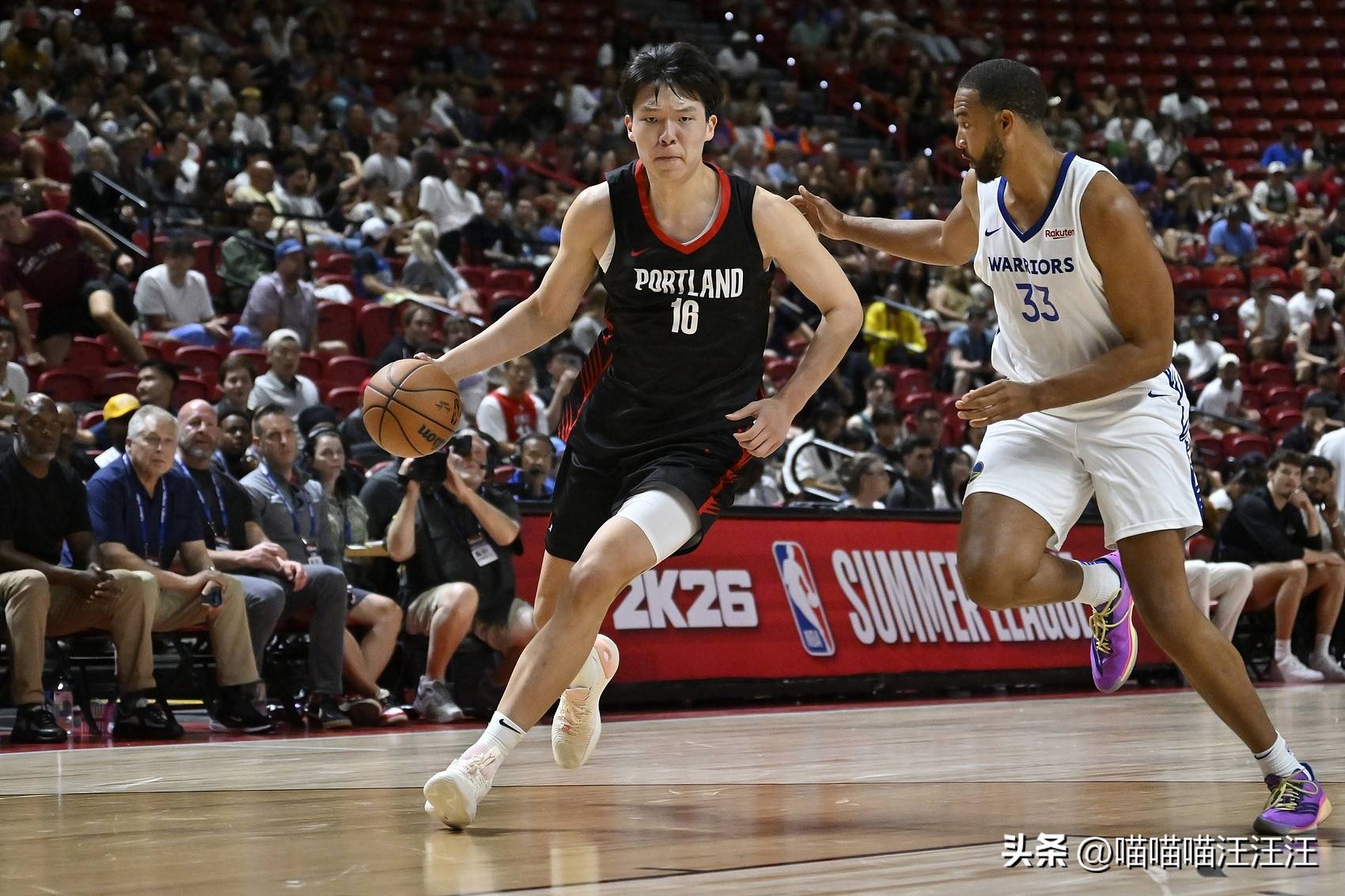 华体会登入-杨瀚森连得5分打停鹈鹕，下场与队友握手相互打气