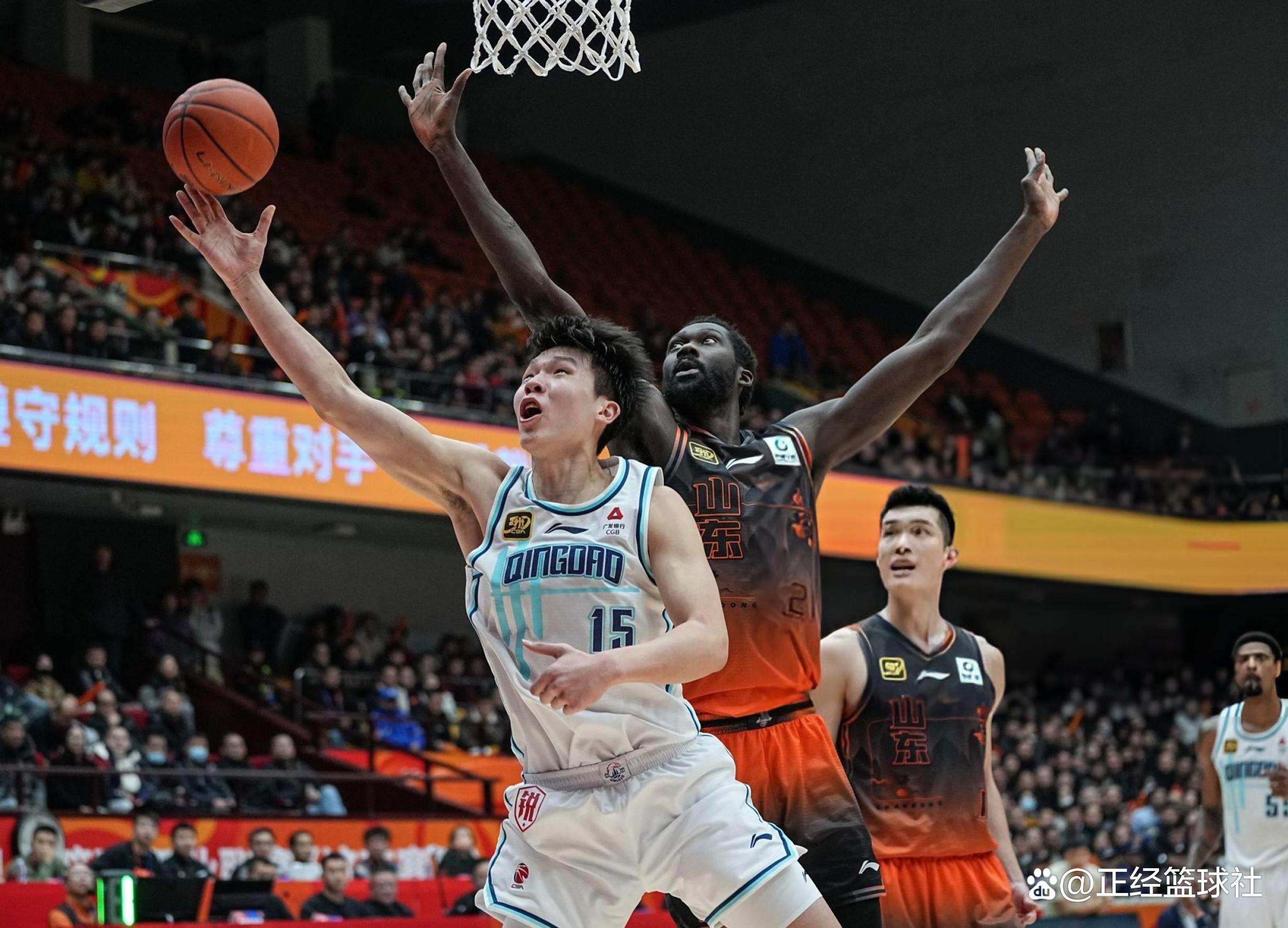 杨瀚森连得5分打停鹈鹕，下场与队友握手相互打气