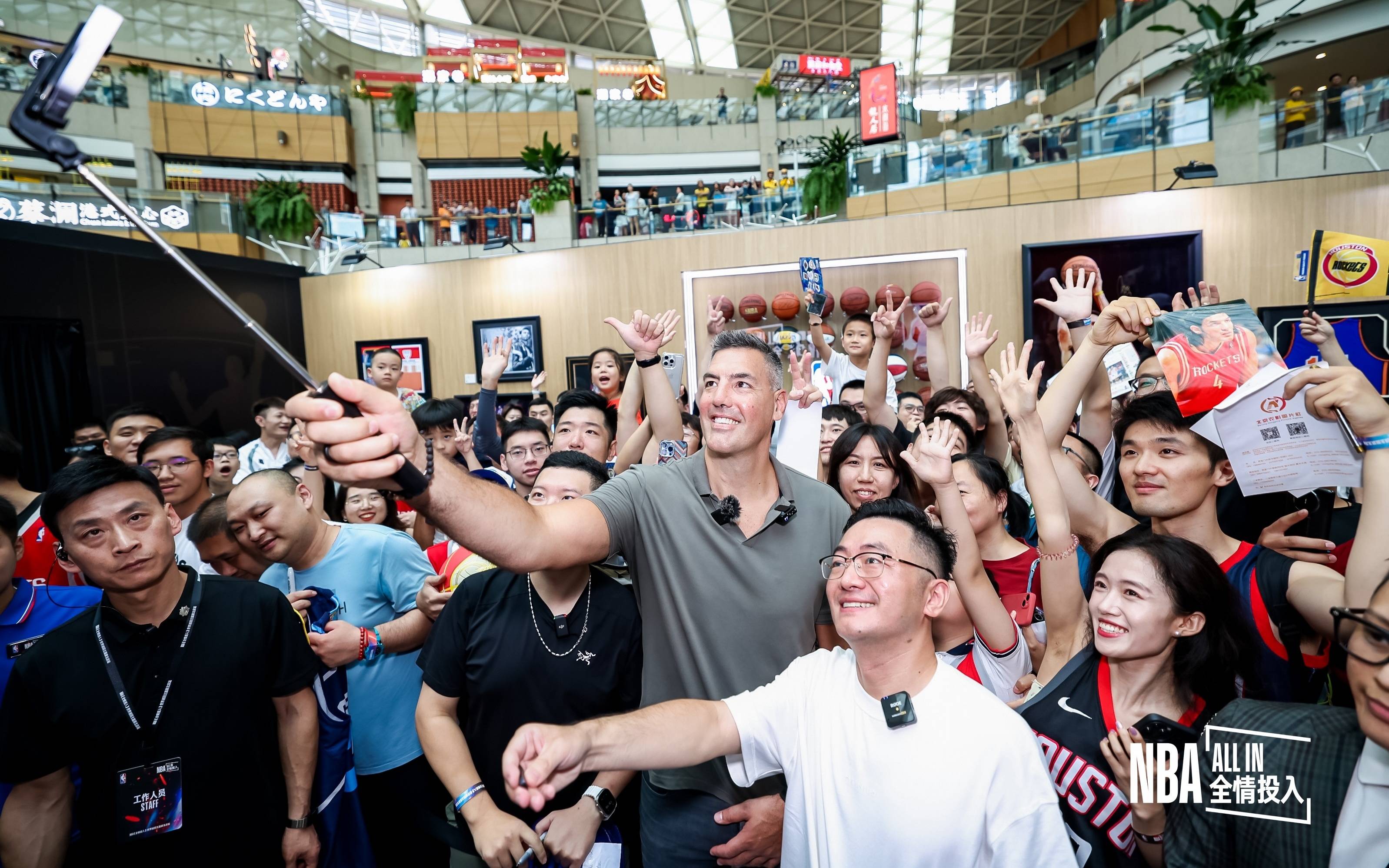 NBA传奇球员与中国篮球球队合影留念