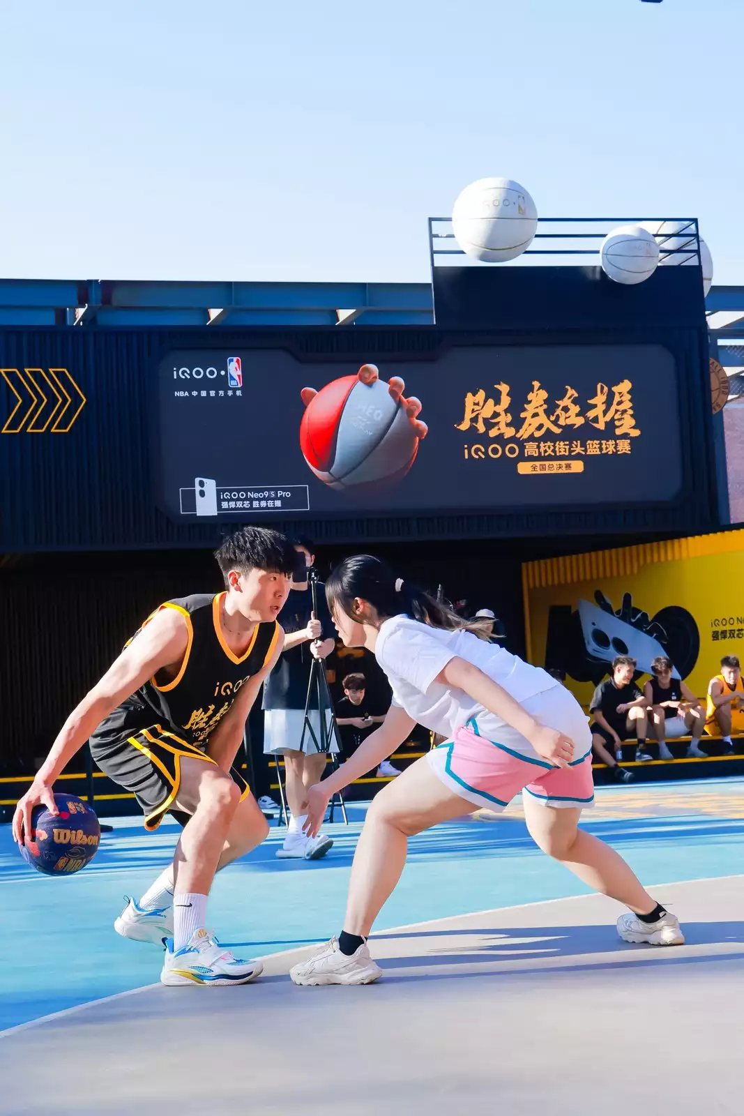 NBA传奇球员与中国篮球球队合影留念